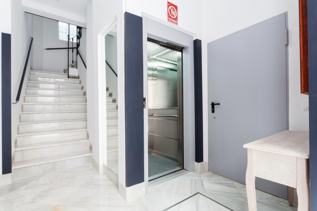 Hostly Acetres 1A Loft In City Center, Comunal Terrace, Fibre,Parking Optional Sevilla Bagian luar foto