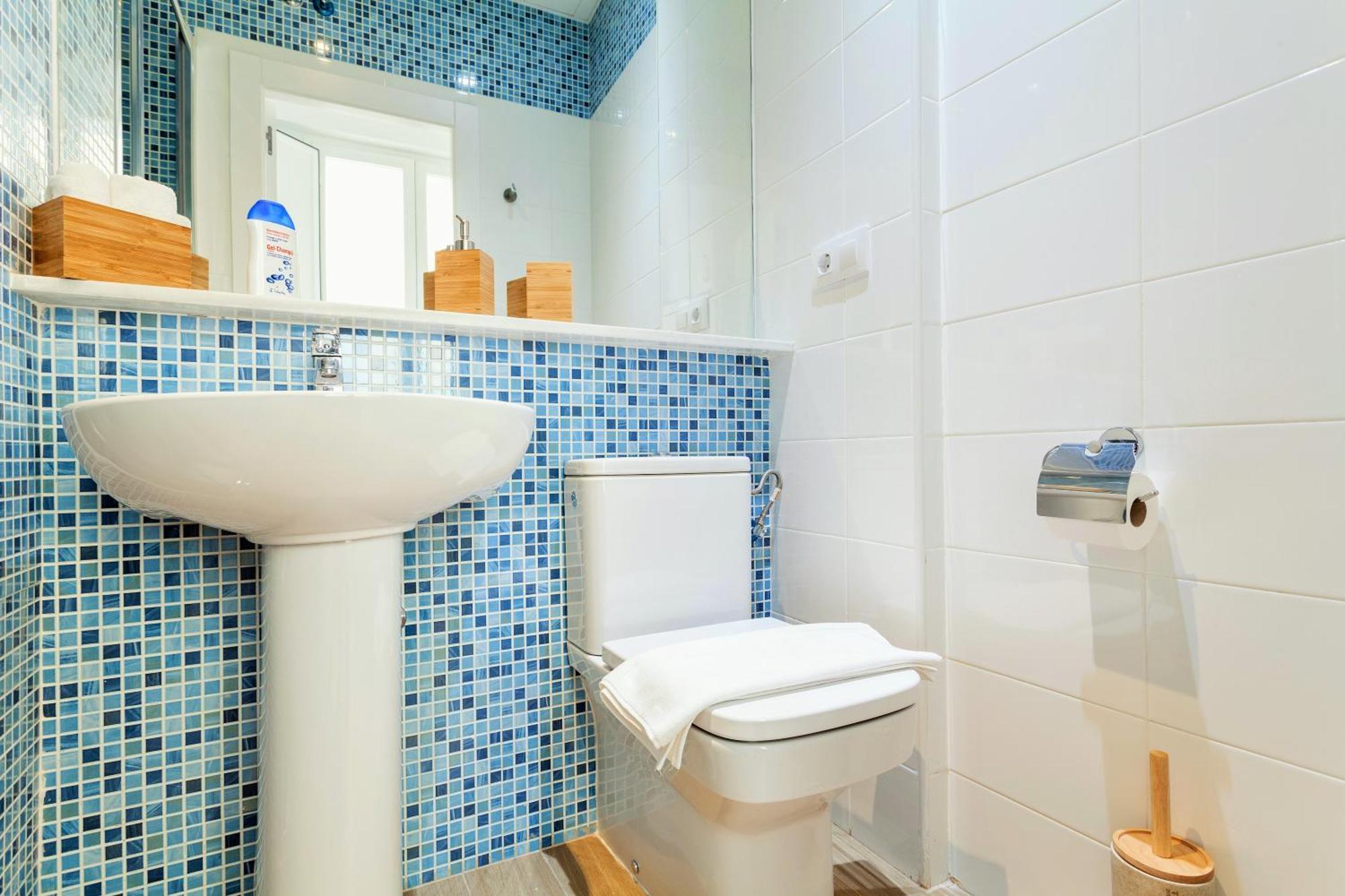 Hostly Acetres 1A Loft In City Center, Comunal Terrace, Fibre,Parking Optional Sevilla Bagian luar foto